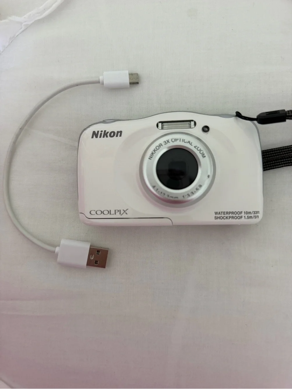 Nikon Coolpix S33 White Waterproof Compact Camera with Charger